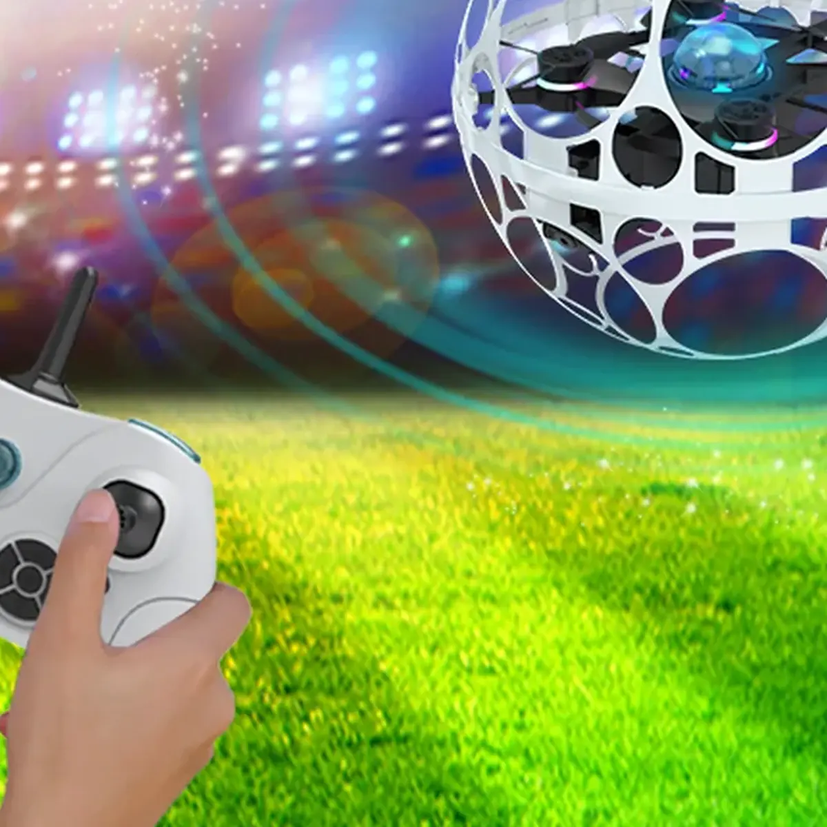 Soccer Dron Pro, ruke drže kontroler, iznad lopta-dron u letu