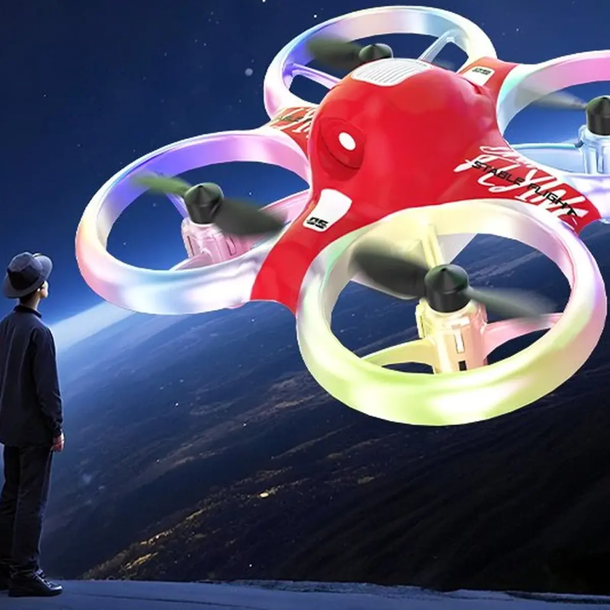 Mini Dron LED, crveni dron sa upaljenim svetlima u letu, u pozadini silueta osobe